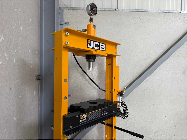 Jcb 20 ton hydropneumatische garagepers - afbeelding 10 van  13
