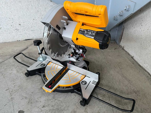 Jcb afkortcirkelzaagmachine - afbeelding 3 van  4