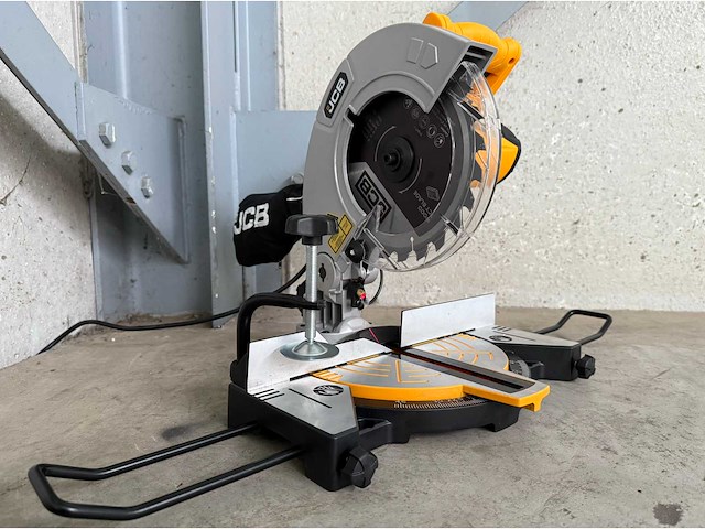 Jcb afkortcirkelzaagmachine - afbeelding 1 van  8