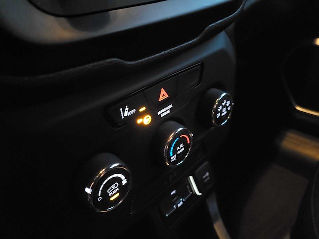 Jeep - renegade - bu - car - 2019 - afbeelding 14 van  24