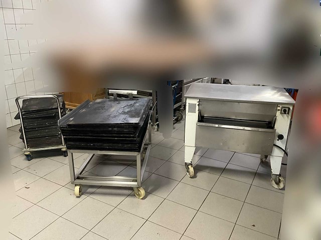 Jeros platenpoetsmachine + rvs trolley’s en bakplaten - afbeelding 1 van  8