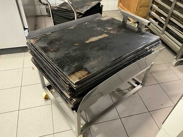 Jeros platenpoetsmachine + rvs trolley’s en bakplaten - afbeelding 6 van  8