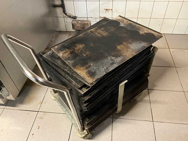 Jeros platenpoetsmachine + rvs trolley’s en bakplaten - afbeelding 1 van  1