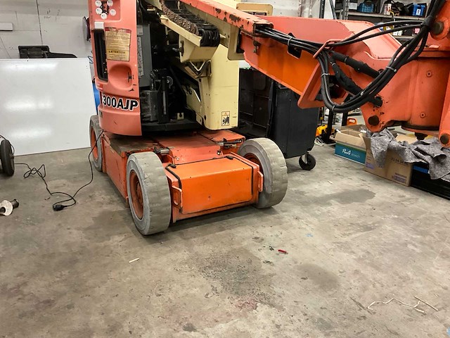 Jlg e300 ajp - elektrische verticale mastlift / compacte hoogwerker - afbeelding 11 van  17