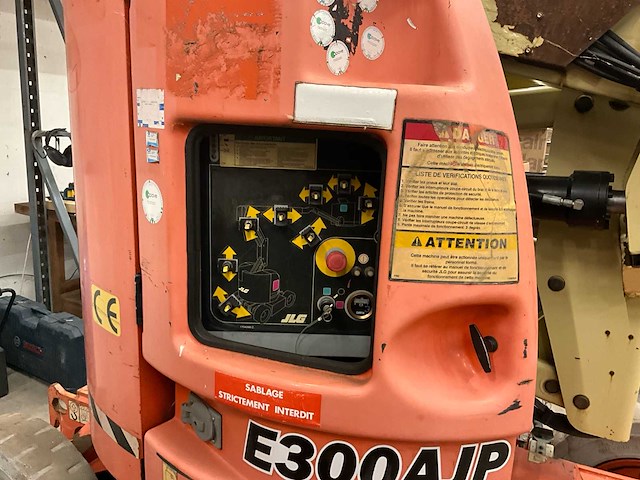 Jlg e300 ajp - elektrische verticale mastlift / compacte hoogwerker - afbeelding 2 van  4