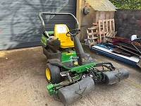 John deere - 2500 - ride on lawn mower