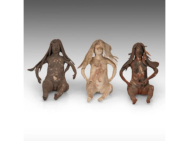 José vermeersch (1922-1997), three sitting women, 1974, terracotta, n° 7 - 11 - 17/25 20 cm. (7.87 in.) - afbeelding 1 van  8