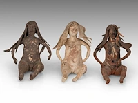 José vermeersch (1922-1997), three sitting women, 1974, terracotta, n° 7 - 11 - 17/25 20 cm. (7.87 in.)