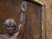 Joseph witterwulghe (1883-1967), a patinated bronze victory plaque 50 x 40 cm. (19.67 x 15 3/4 in.), frame: 40 x 21 cm. (15 3/4 x 8.26 in.) - afbeelding 3 van  4