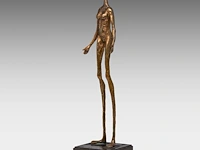 Joz de loose (1925-2011), 'hier ben ik', patinated bronze on a marble base. 28 cm. (11.01 in.) - afbeelding 3 van  10