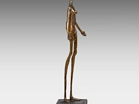 Joz de loose (1925-2011), 'hier ben ik', patinated bronze on a marble base. 28 cm. (11.01 in.) - afbeelding 6 van  10