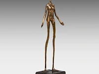 Joz de loose (1925-2011), 'hier ben ik', patinated bronze on a marble base. 28 cm. (11.01 in.) - afbeelding 7 van  10
