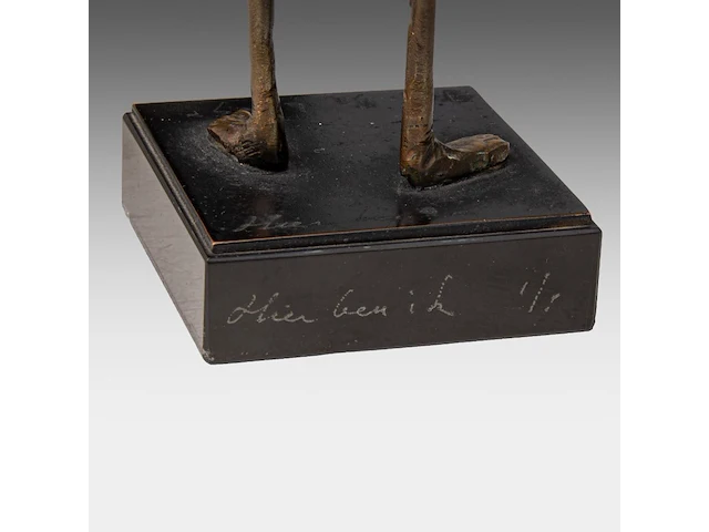 Joz de loose (1925-2011), 'hier ben ik', patinated bronze on a marble base. 28 cm. (11.01 in.) - afbeelding 9 van  10