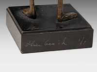 Joz de loose (1925-2011), 'hier ben ik', patinated bronze on a marble base. 28 cm. (11.01 in.) - afbeelding 9 van  10