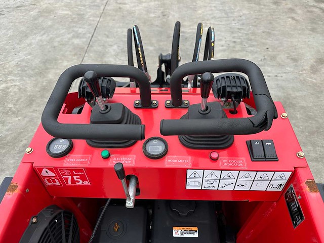 Jpc - 2025 - ht320 - mini - schranklader - afbeelding 15 van  25