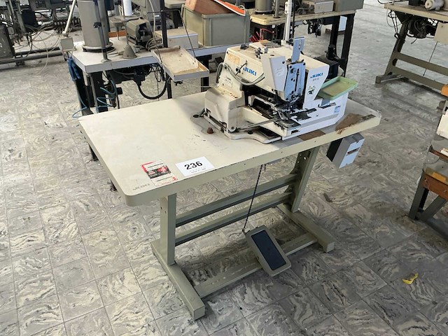 Juki br10 knopen aanzet machine - afbeelding 6 van  8