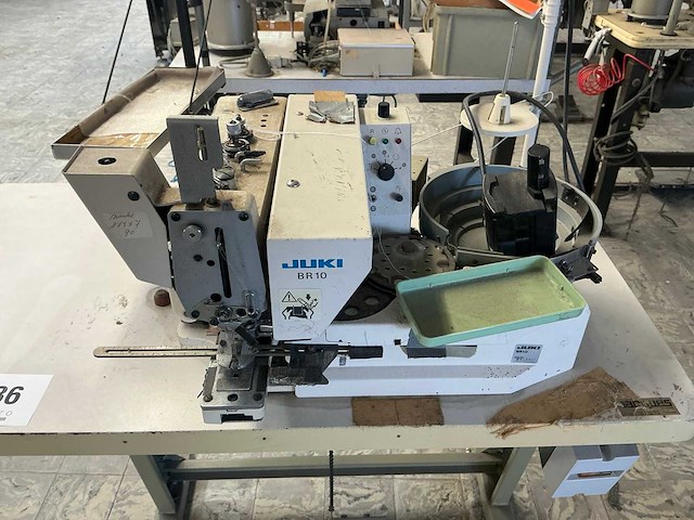 Juki br10 knopen aanzet machine - afbeelding 7 van  8