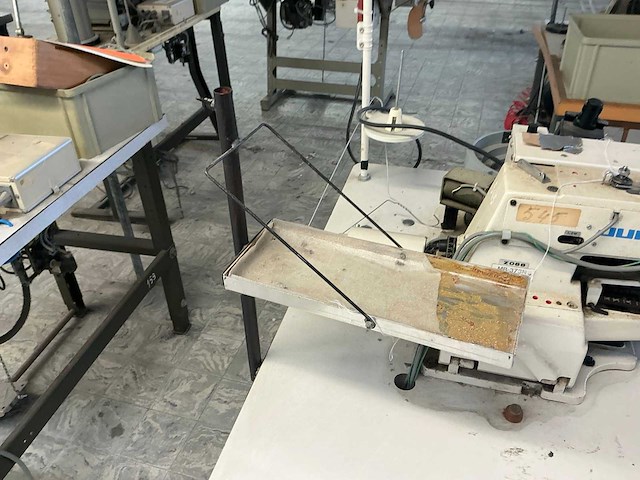 Juki br10 knopen aanzet machine - afbeelding 1 van  1