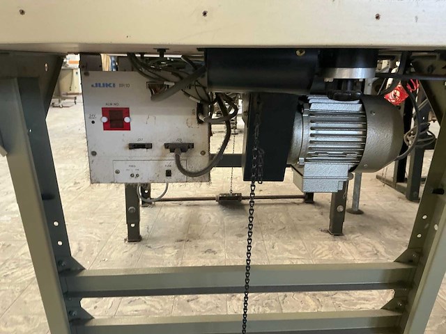 Juki br10 knopen aanzet machine - afbeelding 2 van  8