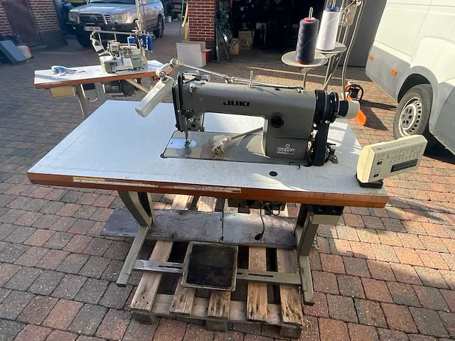 Juki industriële stiksteekmachine met onderstel, werkblad en bedieningspaneel - afbeelding 2 van  7