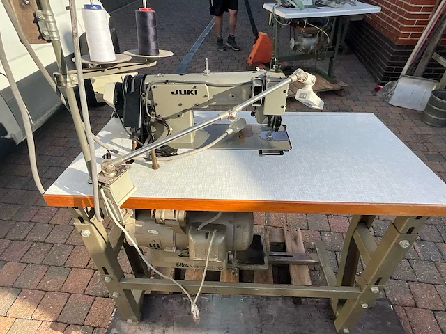 Juki industriële stiksteekmachine met onderstel, werkblad en bedieningspaneel - afbeelding 7 van  7