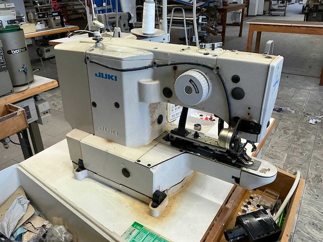 Juki lk 1903 302 knopenaanzetmachine - afbeelding 4 van  4