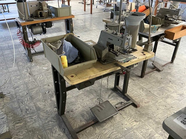 Juki mb 373 knopenaanzetmachine - afbeelding 1 van  6