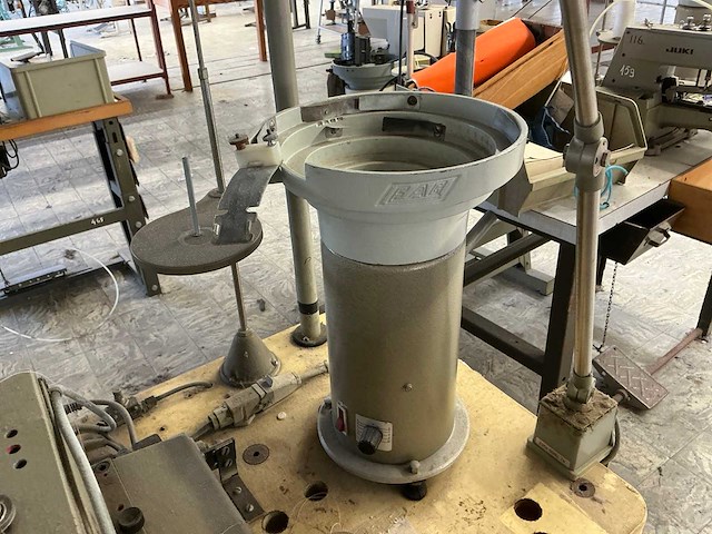 Juki mb 373 knopenaanzetmachine - afbeelding 5 van  6