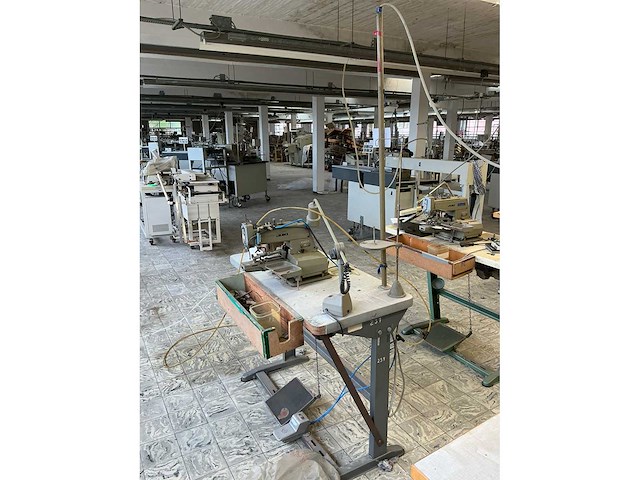 Juki mb 373 knopenaanzetmachine - afbeelding 4 van  5