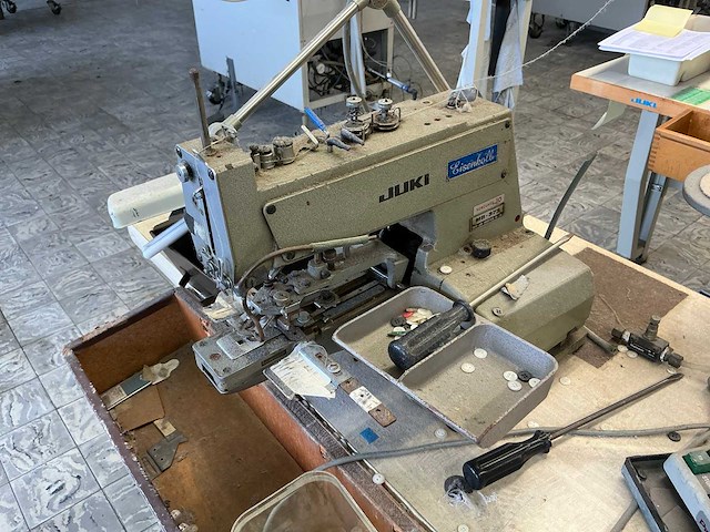 Juki mb 373 knopenaanzetmachine - afbeelding 3 van  5