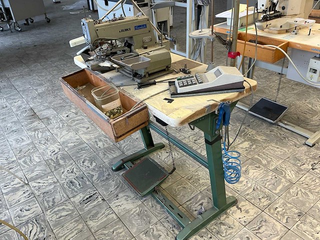 Juki mb 373 knopenaanzetmachine - afbeelding 5 van  5