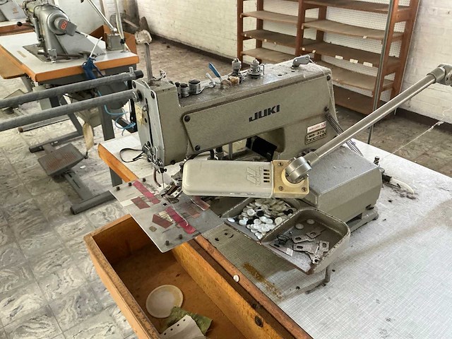 Juki mb 373 knopenaanzetmachine - afbeelding 2 van  4