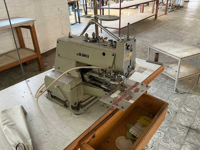 Juki mb 373 knopenaanzetmachine - afbeelding 3 van  4