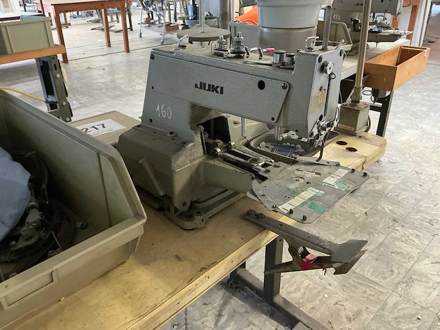 Juki mb 373 knopenaanzetmachine - afbeelding 2 van  3