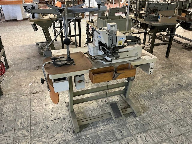 Juki mb 373 n knopenaanzetmachine - afbeelding 1 van  4