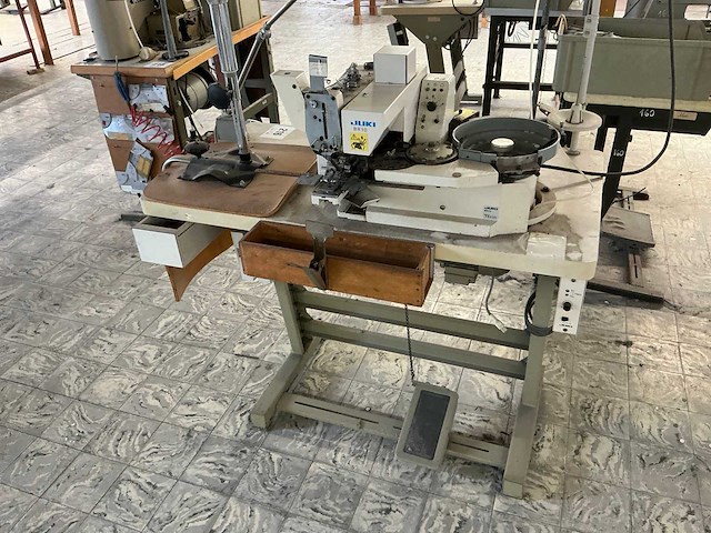 Juki mb 373 n knopenaanzetmachine - afbeelding 4 van  4