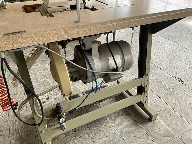 Juki mo 2504 n overlock machine - afbeelding 7 van  10