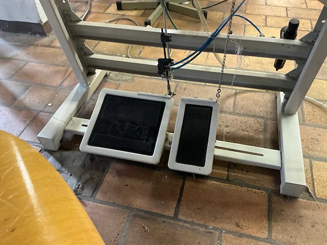 Juki mo-3904 naaimachine overlock - afbeelding 7 van  8