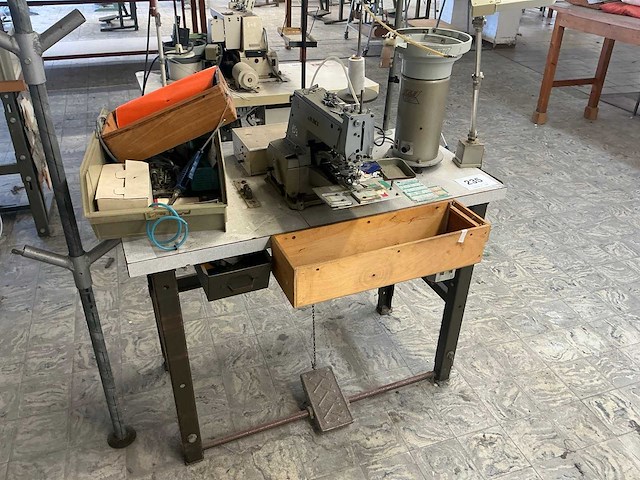 Juki z032 mb-373 knopen aanzet machine - afbeelding 2 van  9