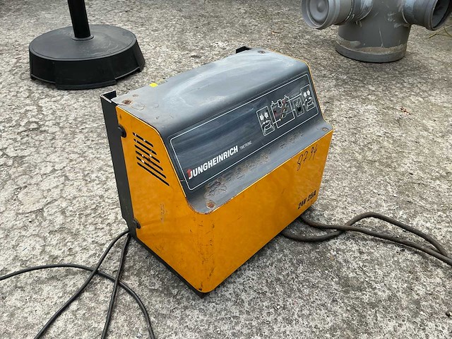 Jungheinrich e230 g 24/25 b-et lader voor elektrische pallettruck - afbeelding 2 van  4