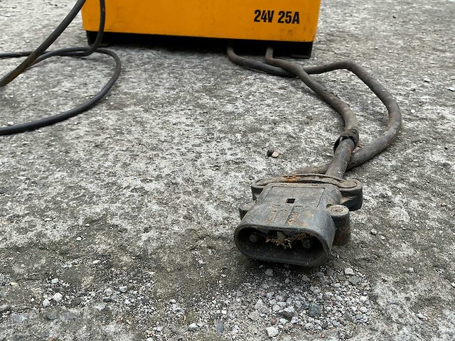 Jungheinrich e230 g 24/25 b-et lader voor elektrische pallettruck - afbeelding 4 van  4
