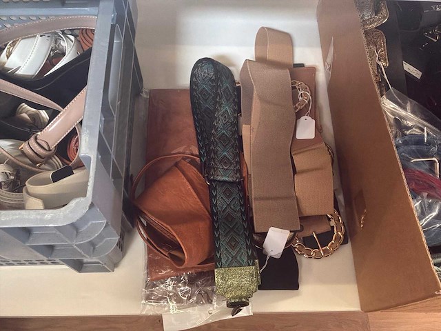 Juwelen, zonnebrillen, riemen, diverse andere accessoires - afbeelding 3 van  3