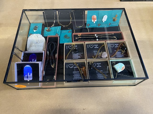 Juwelendoos - storage box met inhoud - afbeelding 2 van  3