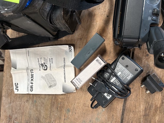 Jvc compact vhs camcorder met accessoires - afbeelding 2 van  3