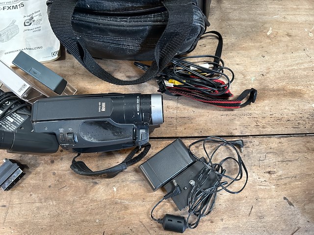 Jvc compact vhs camcorder met accessoires - afbeelding 3 van  3