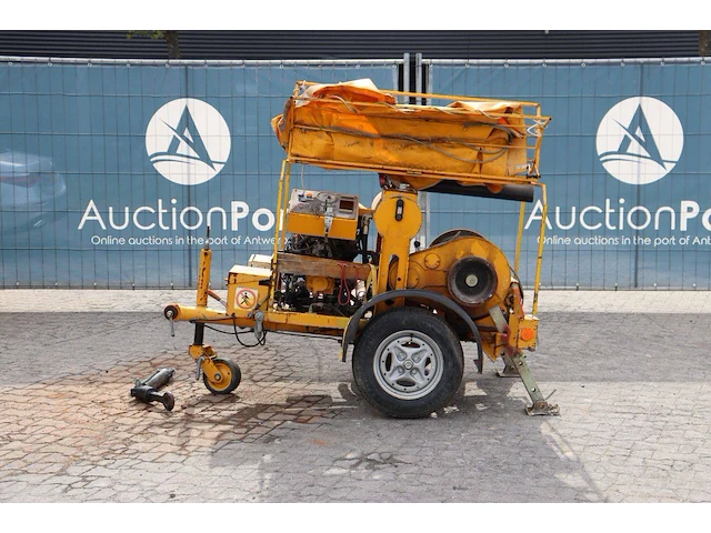 Kabeltreklier omac f 207.20 benzine 13.4kw 2000 op aanhanger - afbeelding 1 van  1