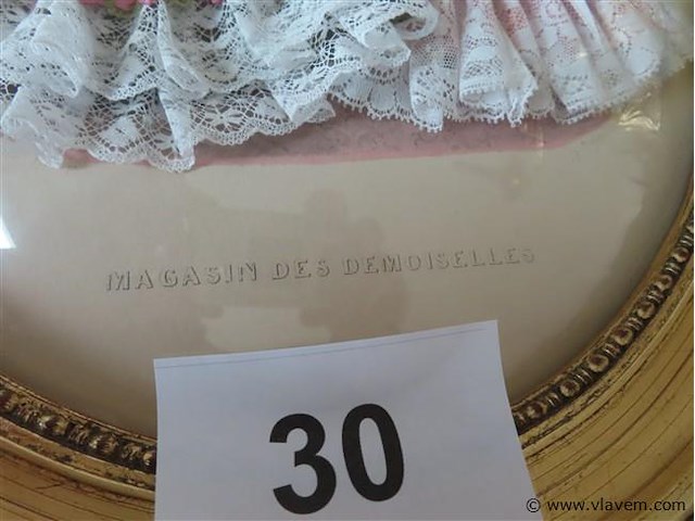 Kader met figuren en stof - afbeelding 2 van  3