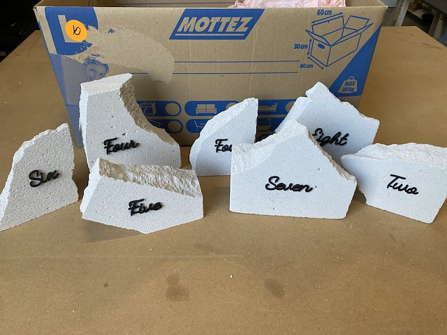 Kalksteen met nummers - tafelnummers (+/- 15st) - afbeelding 1 van  2