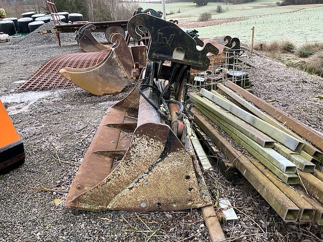 Kantelende grondverzetbak - afbeelding 2 van  9