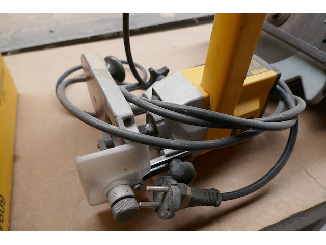 Kantenfreesmachine dewalt + cirkelzaagmachine makita - afbeelding 2 van  6